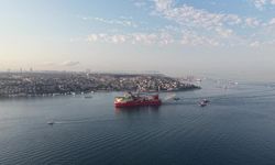 Dev gemi geçiş yaptı! Boğaz hattı çift yönlü trafiğe kapatıldı