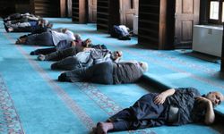 Diyarbakır'da turistler sıcak havadan korunmak için camilere sığındı