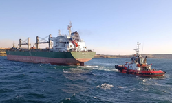 Çanakkale Boğazı'nda yük gemisi karaya oturdu! Boğaz trafiğe kapatıldı