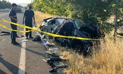 Gurbetçi ailenin acı sonu! Hurdaya dönen otomobilde 3 kişi hayatını kaybetti
