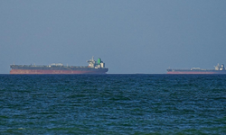 Hürmüz Boğazı'nda iki petrol tankerinde patlama iddiası