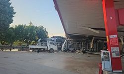 Kömür yüklü TIR akaryakıt istasyonuna daldı: 1 ölü