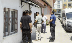 Kapıyı kırıp içeri girdi, arkadaşını ölü buldu