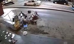 Korku dolu anlar! Otomobil kokoreç tezgahına daldı