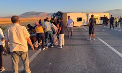 Yolcu otobüsü bariyere çarparak devrildi! Çok sayıda yaralı var