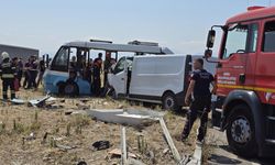 Halk otobüsüyle kamyonet çarpıştı! Ölü ve çok sayıda yaralı var