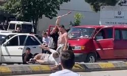 Trafikte meydan kavgası! Kaçmaya çalışan minibüse taş fırlattılar