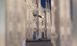 Milano'da tarihi katedralden Filistin bayraklı paraşütle atlayış