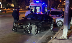 Kontrolden çıkan otomobil polis aracına çarptı