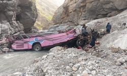 Pakistan'da feci otobüs kazası! En az 40 ölü var