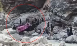 Pakistan'da feci otobüs kazası! En az 40 ölü var