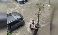 Sağanakta can pazarı: Sulara kapılmak üzere olan kadını vatandaşlar kurtardı