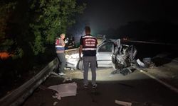 Emniyet şeridinde bekleyen aileye tır çarptı! 7 yaşındaki çocuk hayatını kaybetti