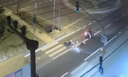 Yaya geçidinde motosiklet faciası kamerada! 3 yaralı