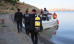 Yüzmek için göle giren çocuk kayboldu