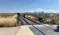 Hemzemin geçitte tren pat pata çarptı: 1 ölü, 2 yaralı