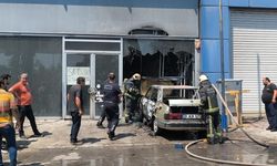 Park halindeki araç küle döndü, iş yeri zarar gördü
