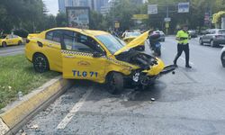 Bakırköy'de ticari taksi ve otomobil çarpıştı: 1 yaralı