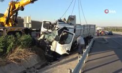Kamyon bariyerlere ok gibi sağlandı: 2 ölü