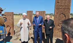 Cumhurbaşkanı Erdoğan Ahlat Selçuklu Kabristanını ziyaret etti