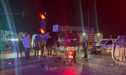 Hafif ticari araçla çarpışan SUV yan yattı: 1'i ağır, 1'i bebek, toplam 7 yaralı