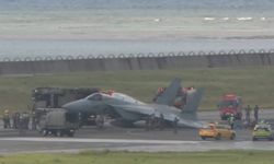 Japonya’ya ait F-15 savaş uçağı, acil inişin ardından sol kanadının üzerine yattı