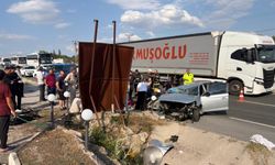Menfeze çarpan otomobil devrildi: 2 ölü, 4 yaralı