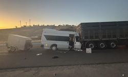 Malatya'da tarım işçilerini taşıyan minibüs tıra çarptı: 18 yaralı