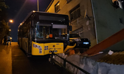 İETT otobüsü bariyerlere saplandı
