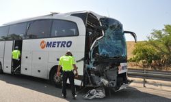 Manisa'da yolcu otobüsü kamyona çarptı: Sürücü hayatını kaybetti, 7 yaralı