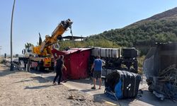 Tır devrildi, iş makinesi parçaları yola saçıldı
