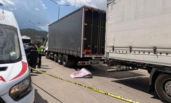 Tırın stop lambasını tamir ettirirken başka bir tırın çarpmasıyla sıkışıp can verdi
