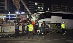 Adana'da yolcu otobüsü alt geçit duvarına çarptı: 11 yaralı