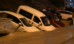 Ankara'da yol çöktü! Çok sayıda araç hasar gördü