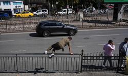 İstanbul'da yayaların bariyer çilesi! Kısa yol için bariyerleri aşıyorlar