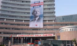 CHP Genel Merkezi'ne "Siyaset zenginleşme aracı değildir" yazılı pankart asıldı