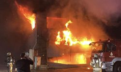 Esenyurt'ta iş yeri yangını! Lastikçi dükkanında başladı, 5 iş yerine sıçradı