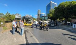 İETT'ye bağlı özel halk otobüsüyle iş makinesi çarpıştı: 5 yaralı