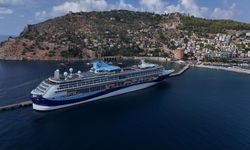 Lüks kruvaziyer bin 765 turist ile Alanya iskelesine demir attı