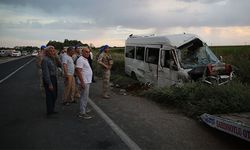 Şanlıurfa’da minibüs tahliye kanalına düştü! 15 kişi yaralandı