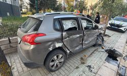 Alkollü sürücü ortalığı karıştırdı! Refüjü aşıp karşı şeride geçti, duvara çarparak durabildi