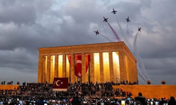 Türk Yıldızları'ndan Anıtkabir üzerinde saygı uçuşu