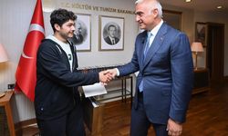 Bakan Ersoy zorlu şartlar altında YKS'de derece yapan öğrenciyle bir araya geldi