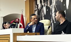 Çiğli Meclisi karıştı! Başkan Onur Emrah Yıldız’a su şişesi fırlatıldı