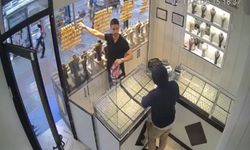 Çocuğunun altınlarını bahiste kaybeden şahıs kuyumcu soymaya kalktı, tezgahtarın tuzağına düştü!