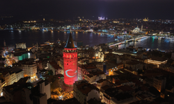 Galata Kulesi, Cumhuriyet'in 103. yılında Atatürk'ün fotoğraflarıyla aydınlatıldı