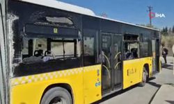 İETT otobüsü önce duvara sonra kaldırıma çarptı! Yaralılar var...