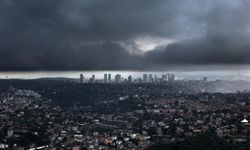 İstanbul’da hava karardı, yağmur bulutlarının girişi böyle görüntülendi