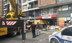 Hafriyat kamyonu eczaneye daldı: Yaralılar var