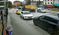 Hafriyat yüklü kamyon ile minibüs çarpıştı: Yaralılar var